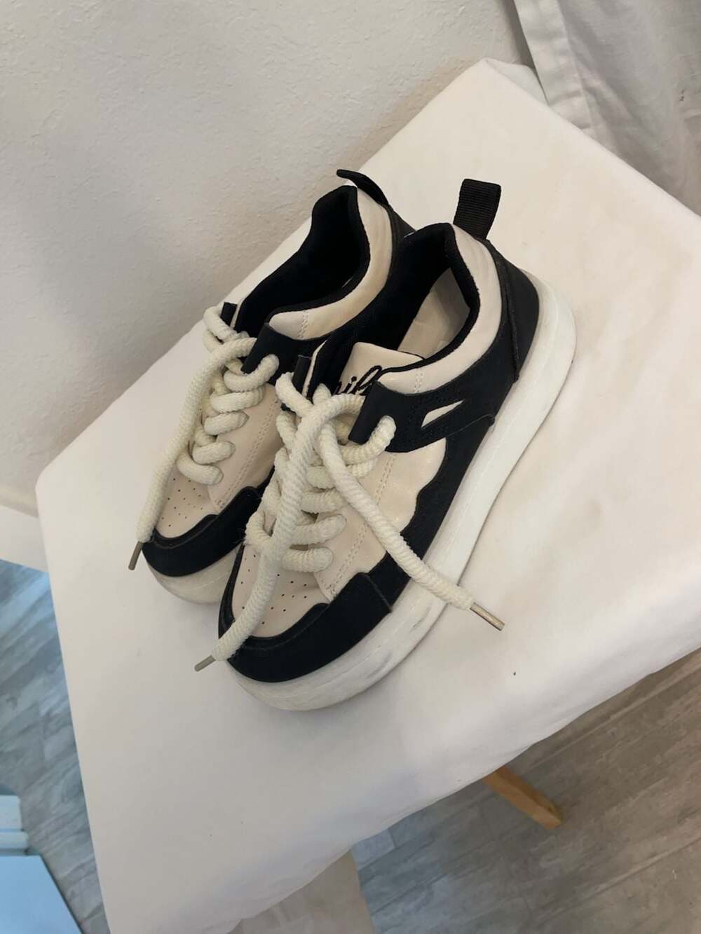 Smile Platform Sneakers Black and White Size 38
Skater
Y2K
Chunky